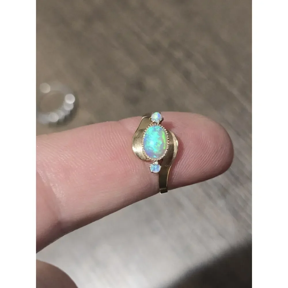 Vintage 10k Yellow Gold Women's Oval Opal Ring w/ 2 round size stones Size 7